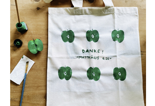Apple print on cloth bag Vorschau